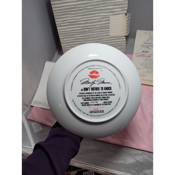 The Marilyn Monroe "Don't Bother To Knock" Collection Plate By Delphi - Picture 4 of 4